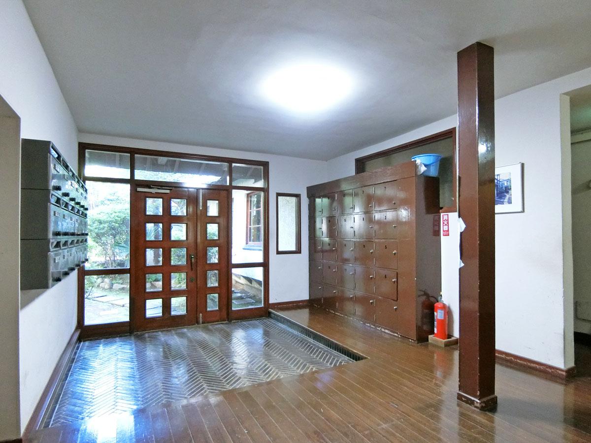 玄関も懐かしい学校や下宿のような雰囲気が残る