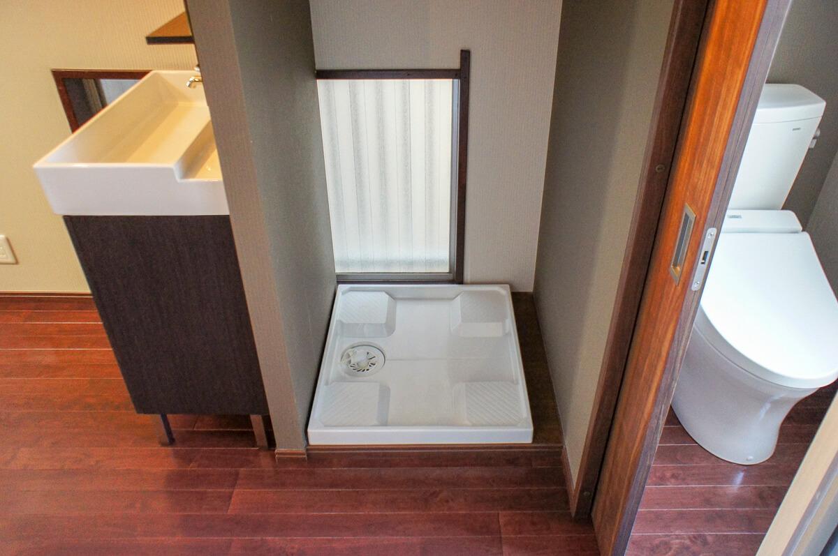荒川区東日暮里の賃貸物件/浴室から外を向いた視点　部屋の一番奥にトイレとお風呂があります