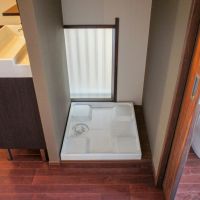 荒川区東日暮里の賃貸物件/浴室から外を向いた視点　部屋の一番奥にトイレとお風呂があります