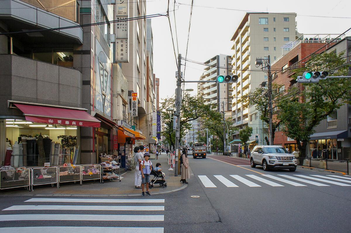 荒川区東日暮里の賃貸物件/歩道が広く、いい感じの通りです