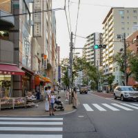 荒川区東日暮里の賃貸物件/歩道が広く、いい感じの通りです