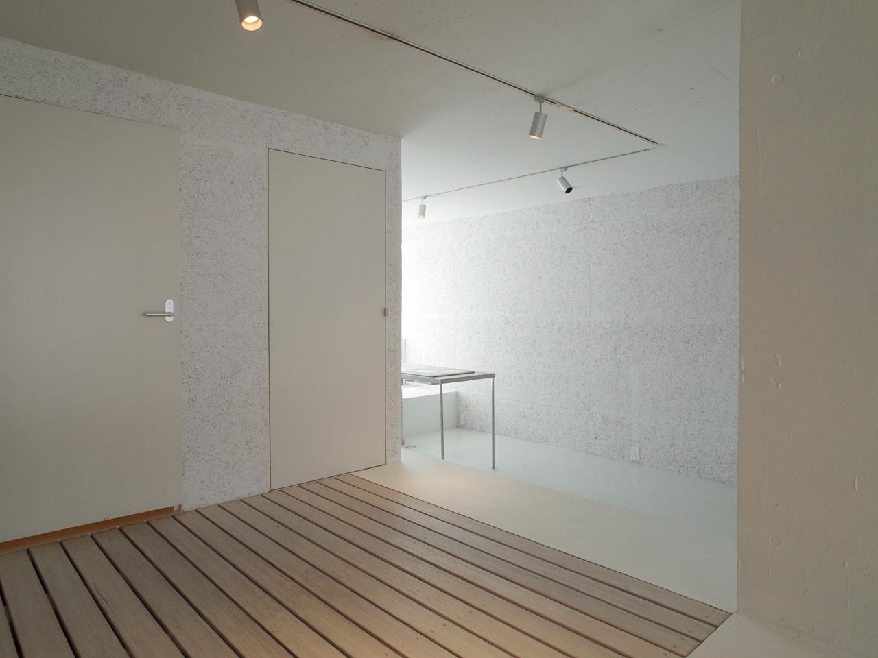 川崎市宮前区鷺沼の賃貸物件/クランクした空間はやんわりと空間を区切っています。デッキ材の下は収納になっています