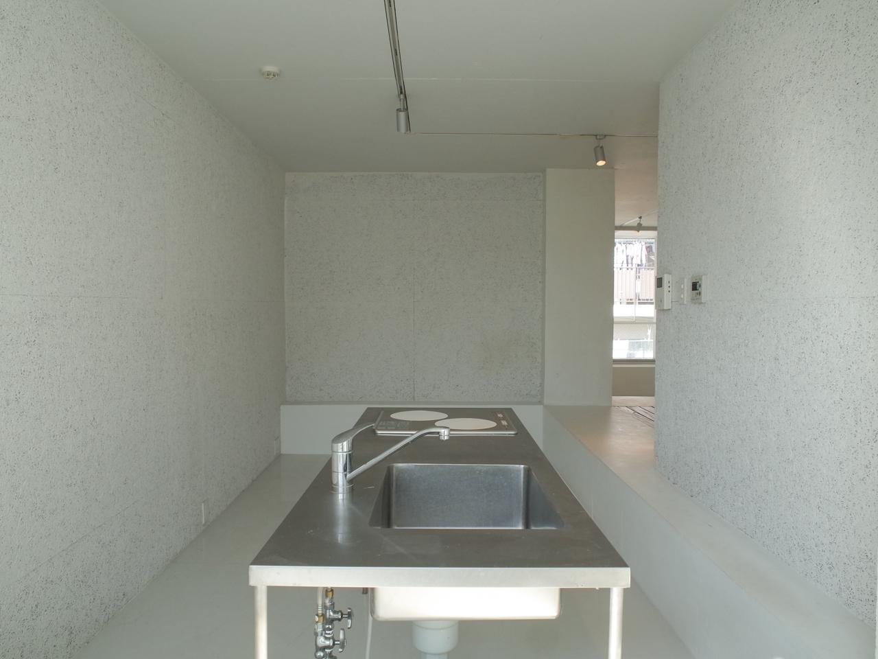 川崎市宮前区鷺沼の賃貸物件/キッチンは空間の一部にとけ込んでいます。