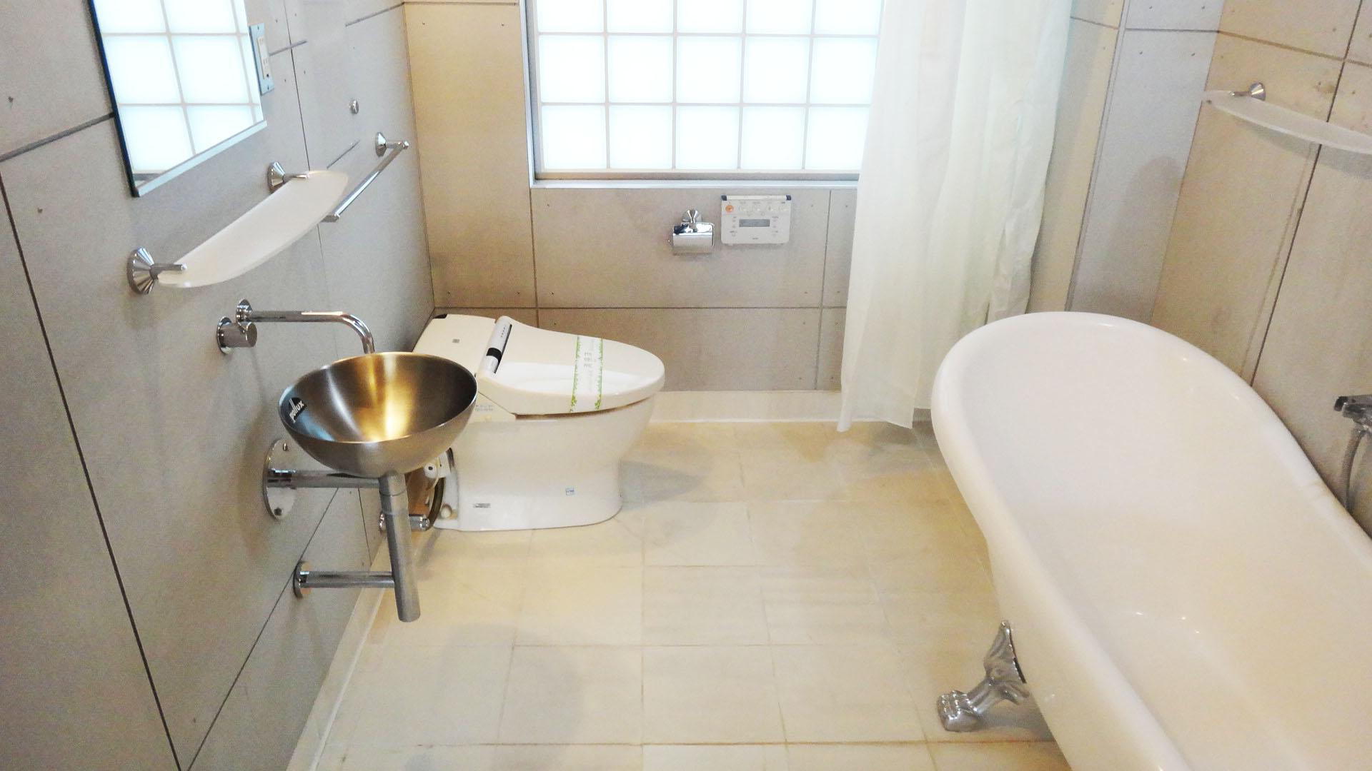 洗面器、トイレは浴槽と同じ空間です