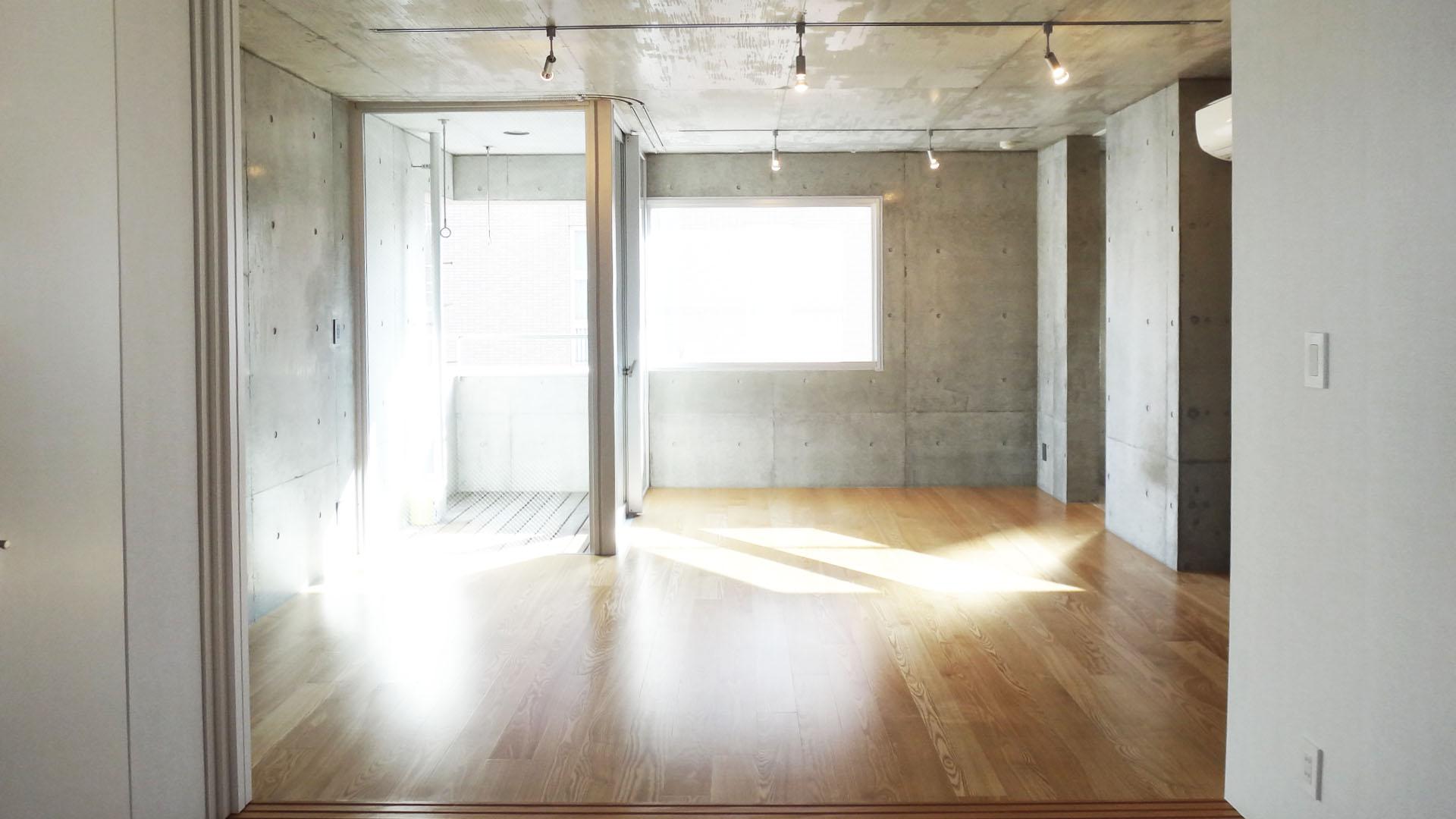 川崎市高津区二子の賃貸物件/コンクリートとホワイト、無垢材の床がバランスの良い空間です。