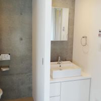 川崎市高津区二子の賃貸物件/白い洗面スペースは清潔感あります。