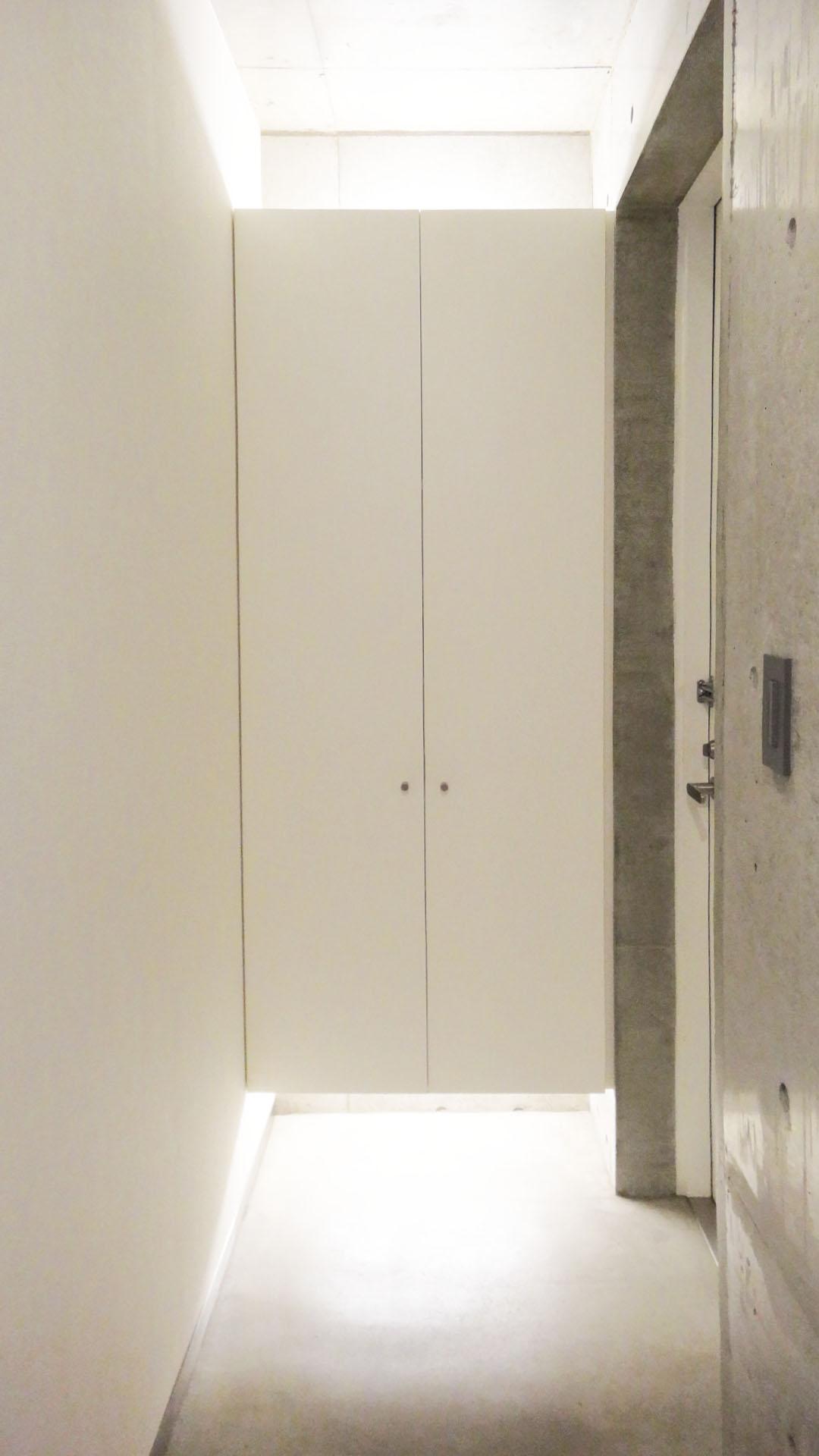 川崎市高津区二子の賃貸物件/玄関は収納の上下が間接照明になっています。