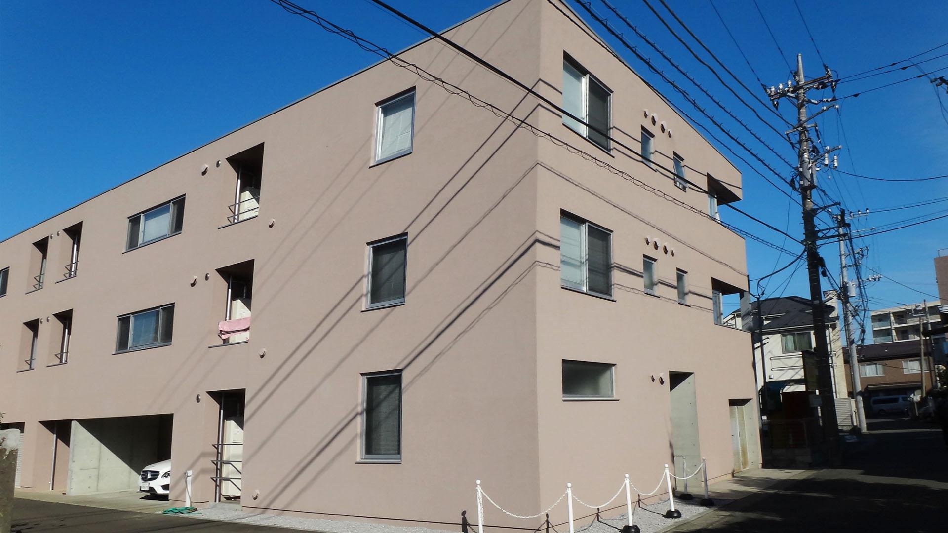 川崎市高津区二子の賃貸物件/濃いめのベージュの外観。