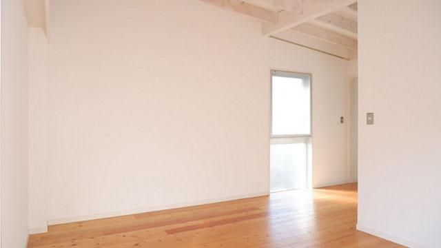 白い壁・天井と無垢材で整えられた空間に光が差し込んできます