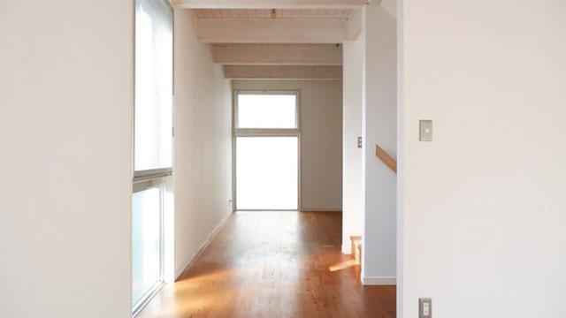 階段室の左右が部屋。扉はなく、ゆるく区切られています
