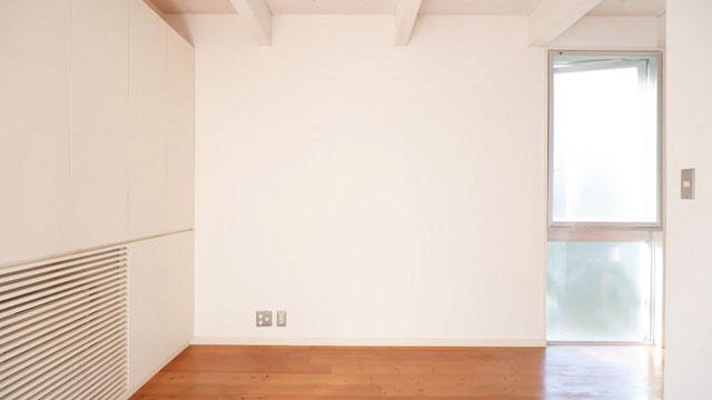 左手の壁面は、一面収納