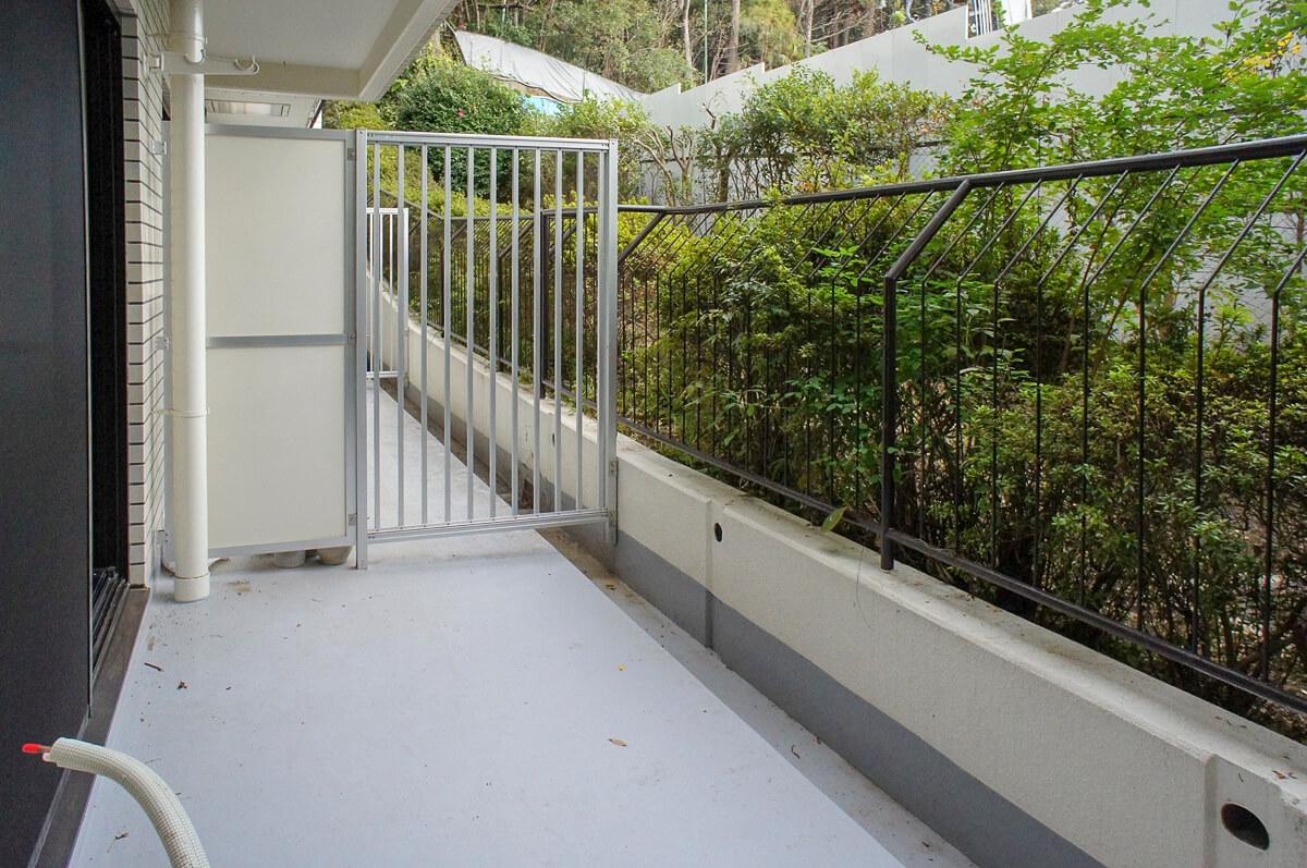 広めのベランダ。隣の敷地との間にちょっとした緑