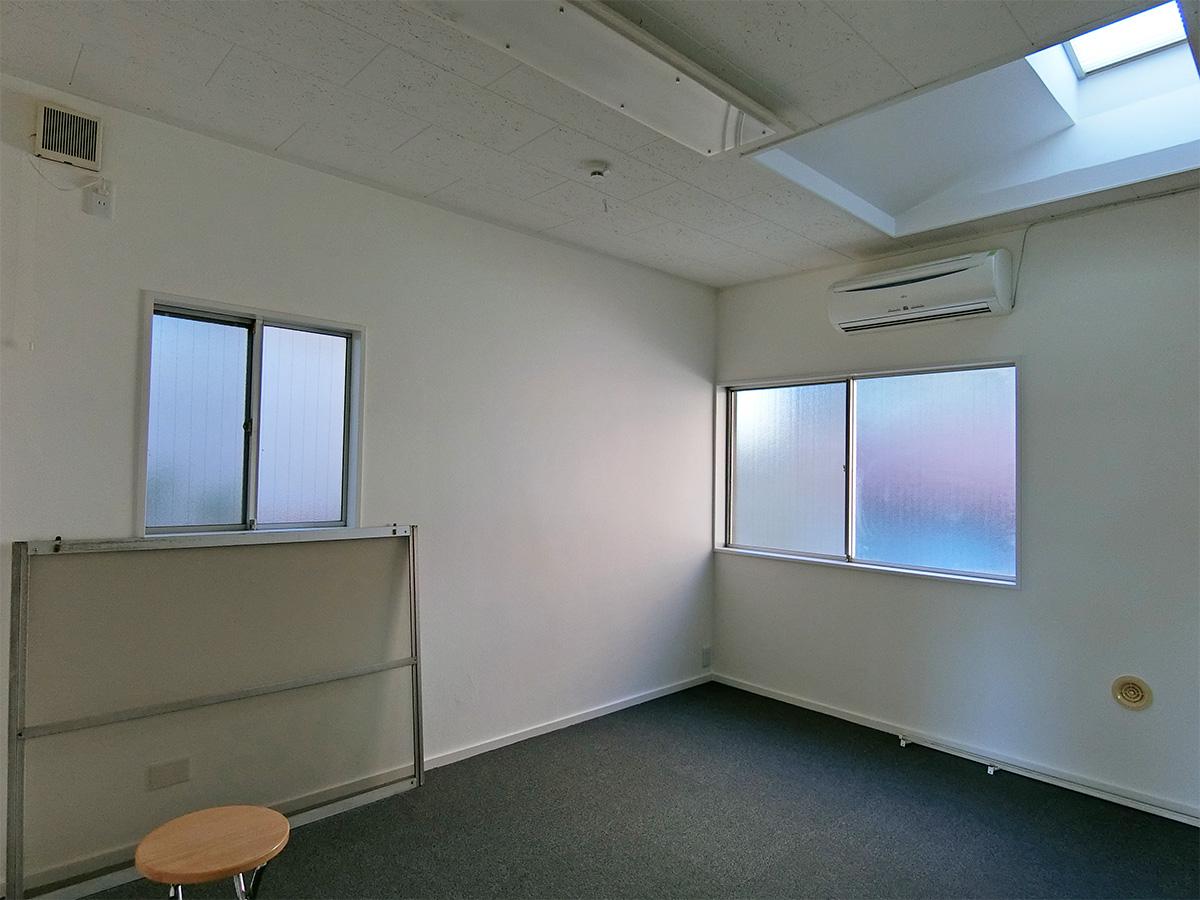 7畳の小部屋。こちらの部屋は暗いので、昼間も照明が必要です