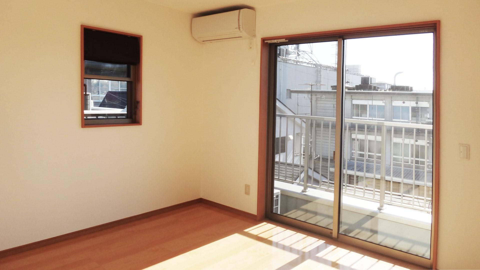 横浜市港北区樽町の賃貸物件/4階の洋室の壁はホワイトのベーシックなクロスです。