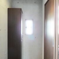 横浜市港北区樽町の賃貸物件/玄関横の収納。ここにも窓があります。