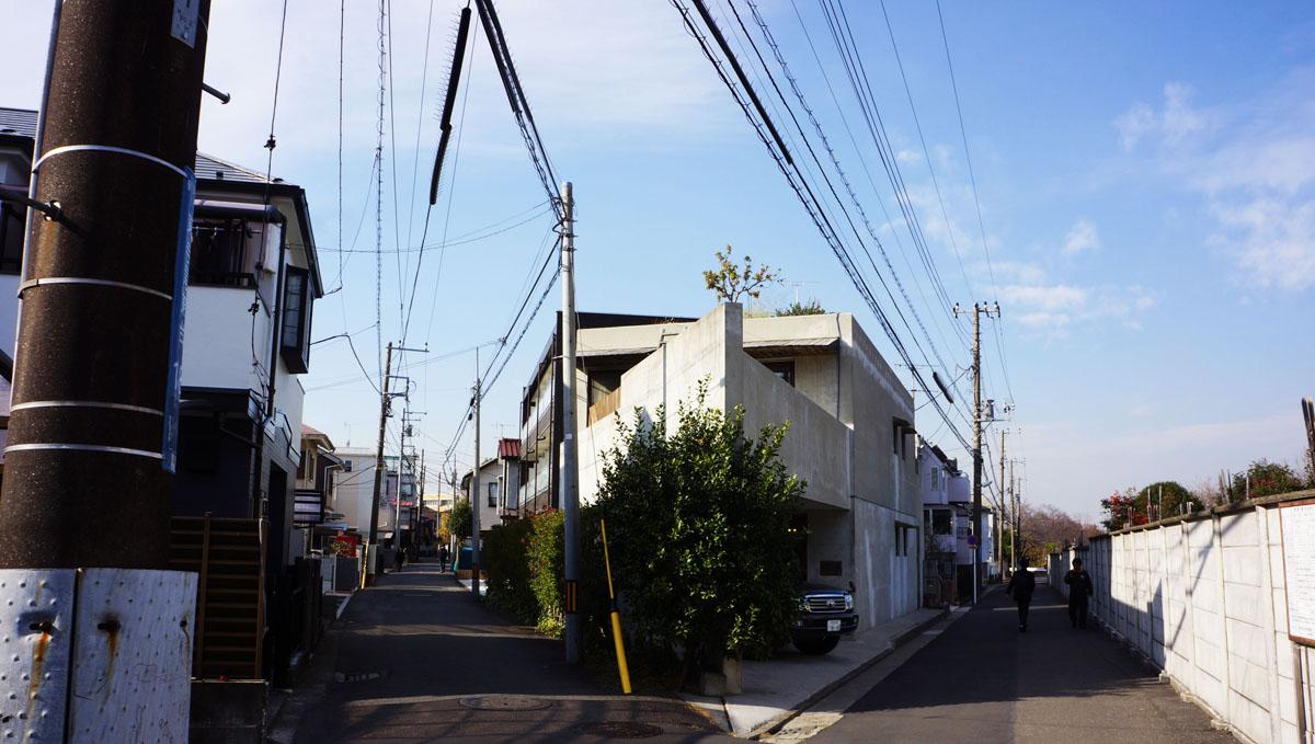 Y字に分かれた道路の角に立っています