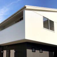 横浜市金沢区釜利谷東の賃貸物件/玄関側の外観。バルコニー部分はルーバーにで囲まれており、外観のアクセントになっています