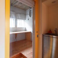 渋谷区松濤の賃貸物件/専有区画と共用部を区切る鍵付きのガラス引き戸