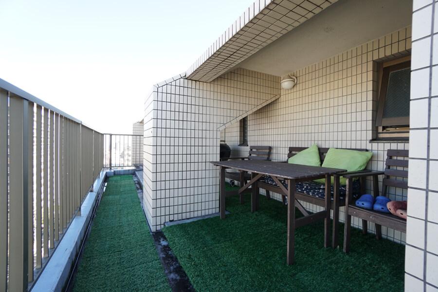 11階北側のルーフバルコニーには、ちょっとした屋根もあります