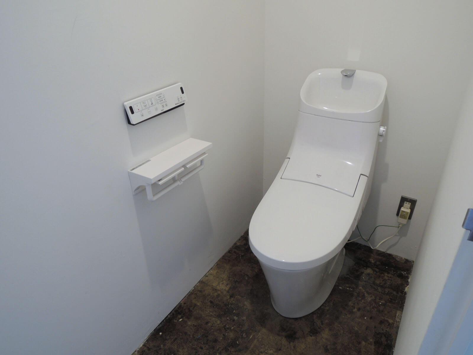 トイレとミニキッチンは隣り合って並んでます