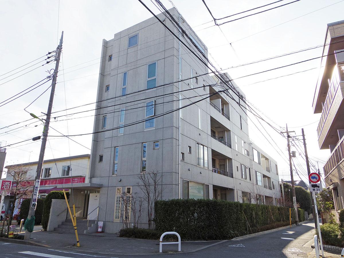 コンクリート打ち放しのスタイリッシュな外観