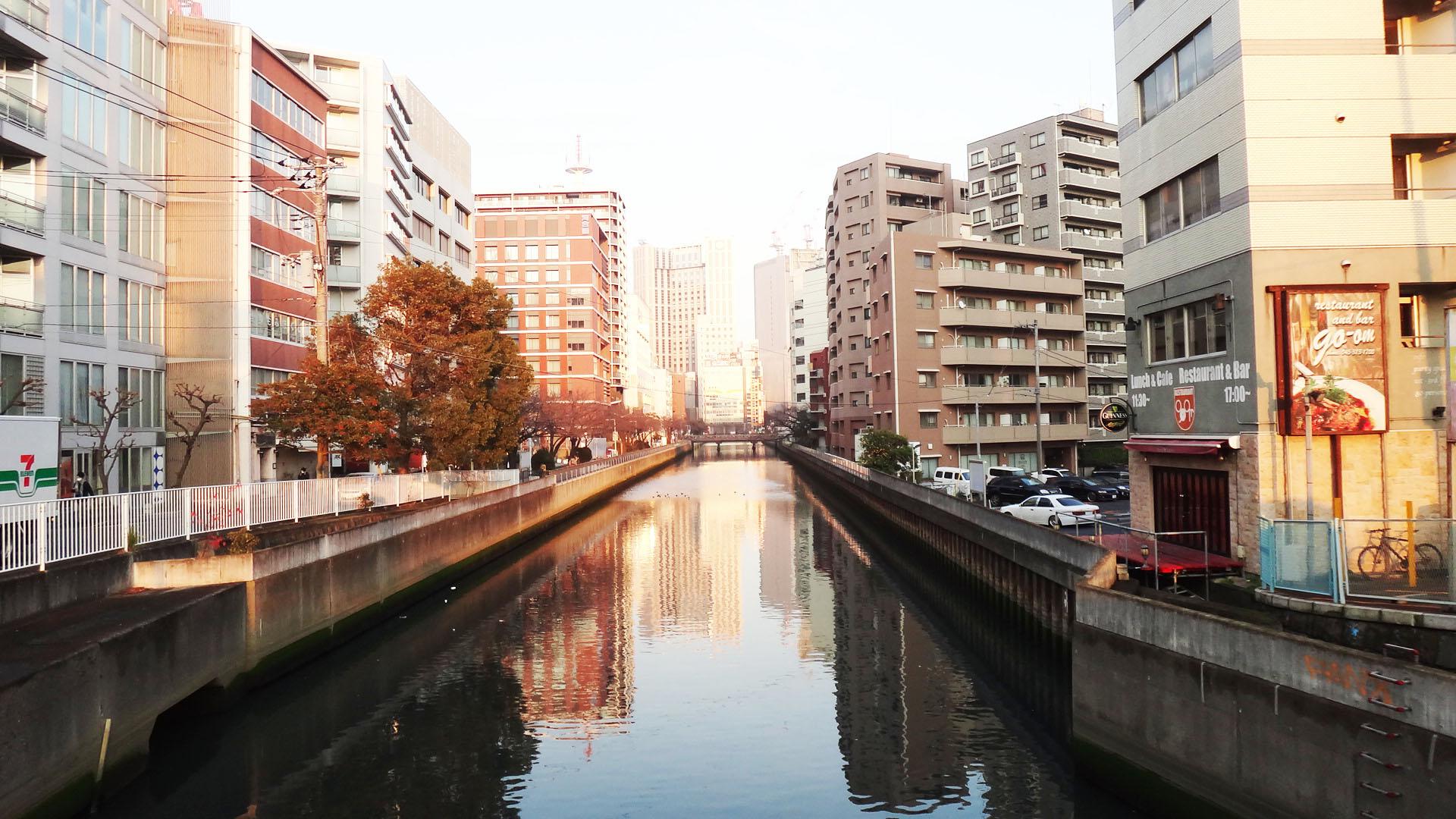 目の前には川が流れています。川沿いには桜が立ち並び春にはピンク色に染まります。