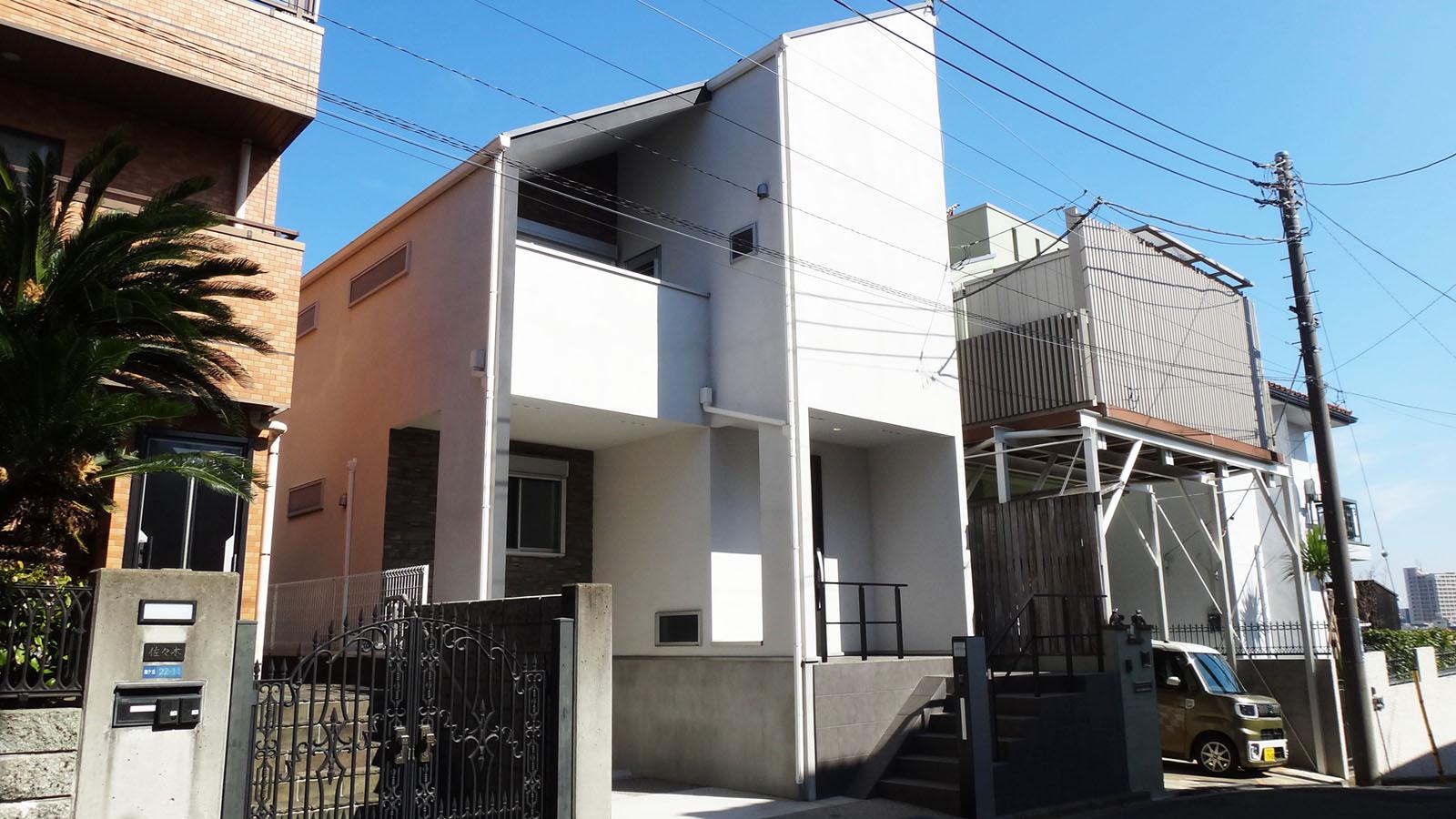 片流れの屋根と凹んだ空間が印象的な外観