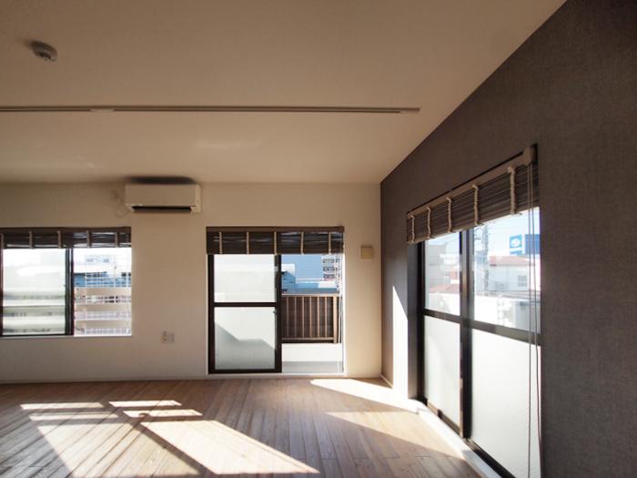角部屋で窓が多く、この日当たり。窓にはウッドブラインドが設備としてついている(301号室)