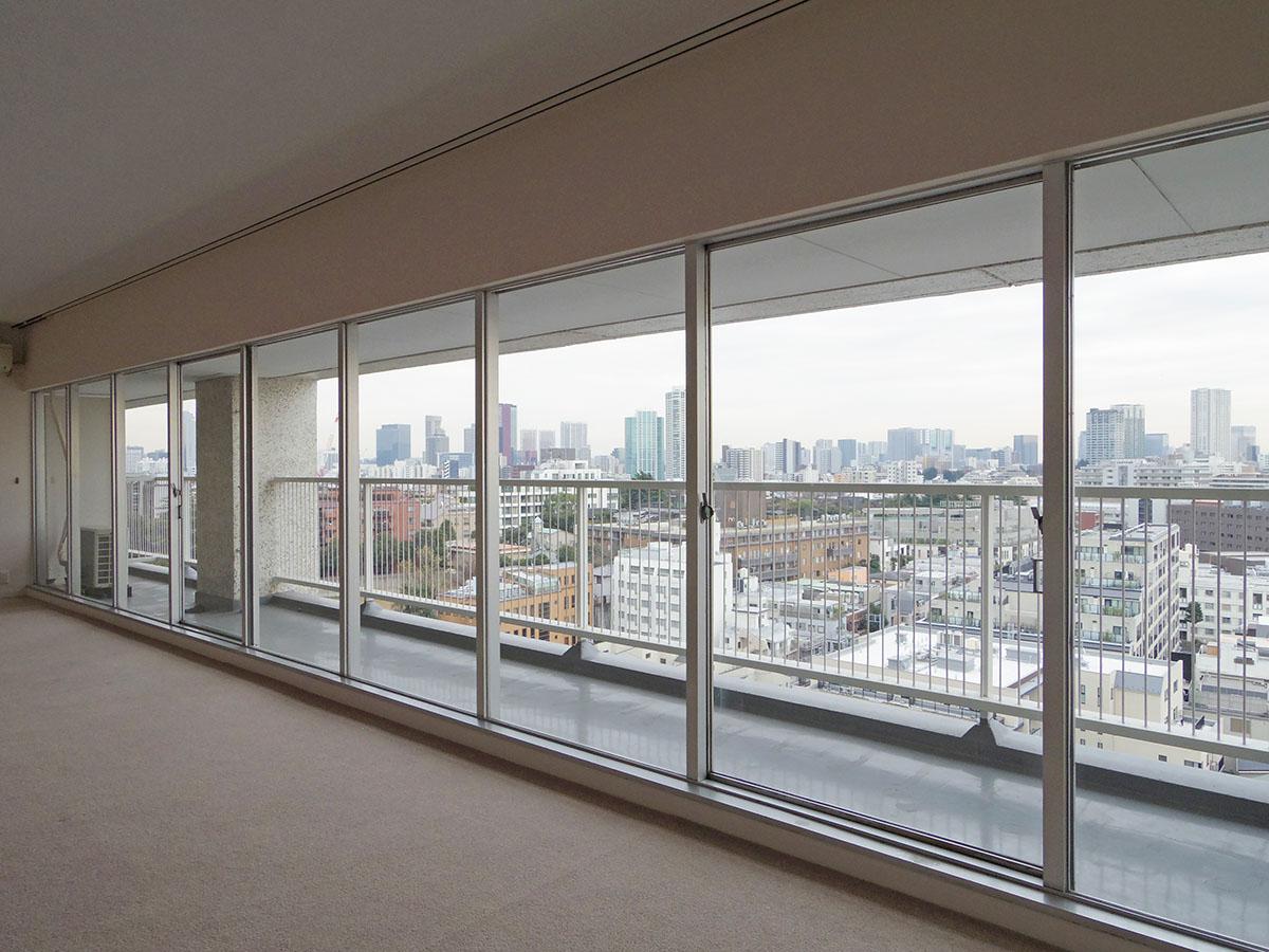 付近に同じくらいの高さの建物がないので、カーテンを閉める必要がなく常に開放的な気分でいられます