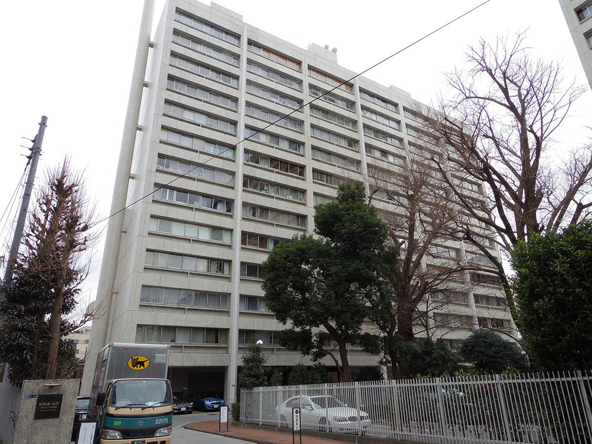 広尾駅近くにそびえ立つ巨大なマンション。巨匠、槇文彦氏による設計