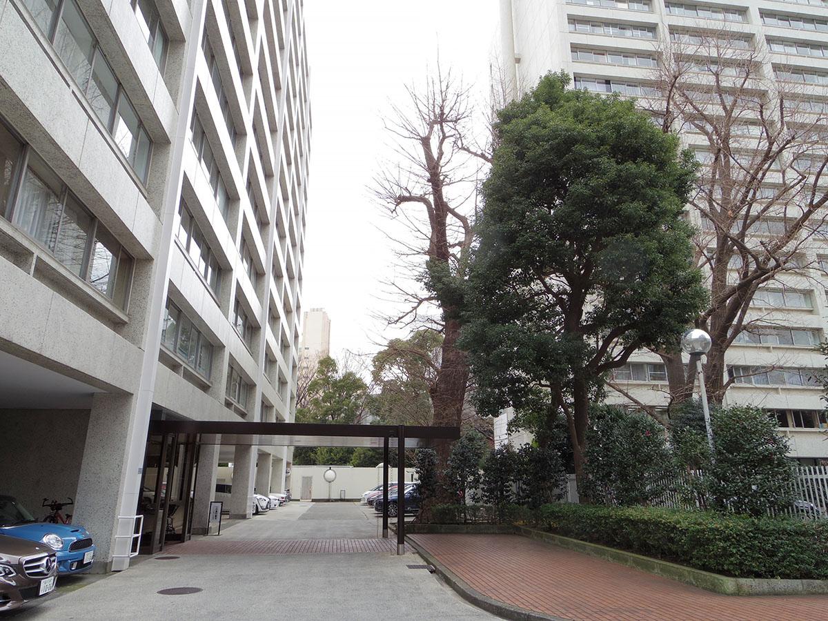 豪華な中庭。今回の部屋は左の棟です
