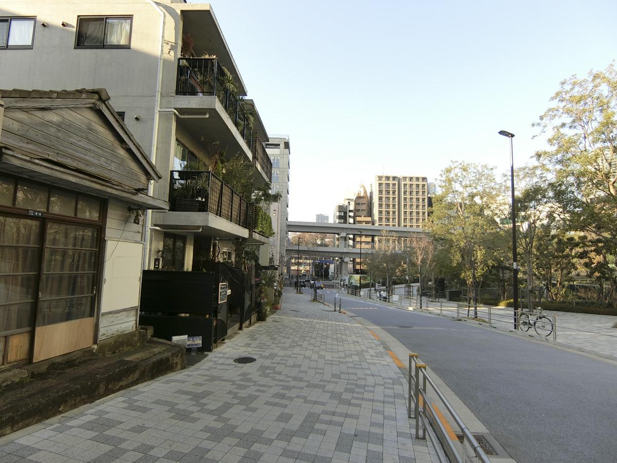 「テレビ東京」目の前の道