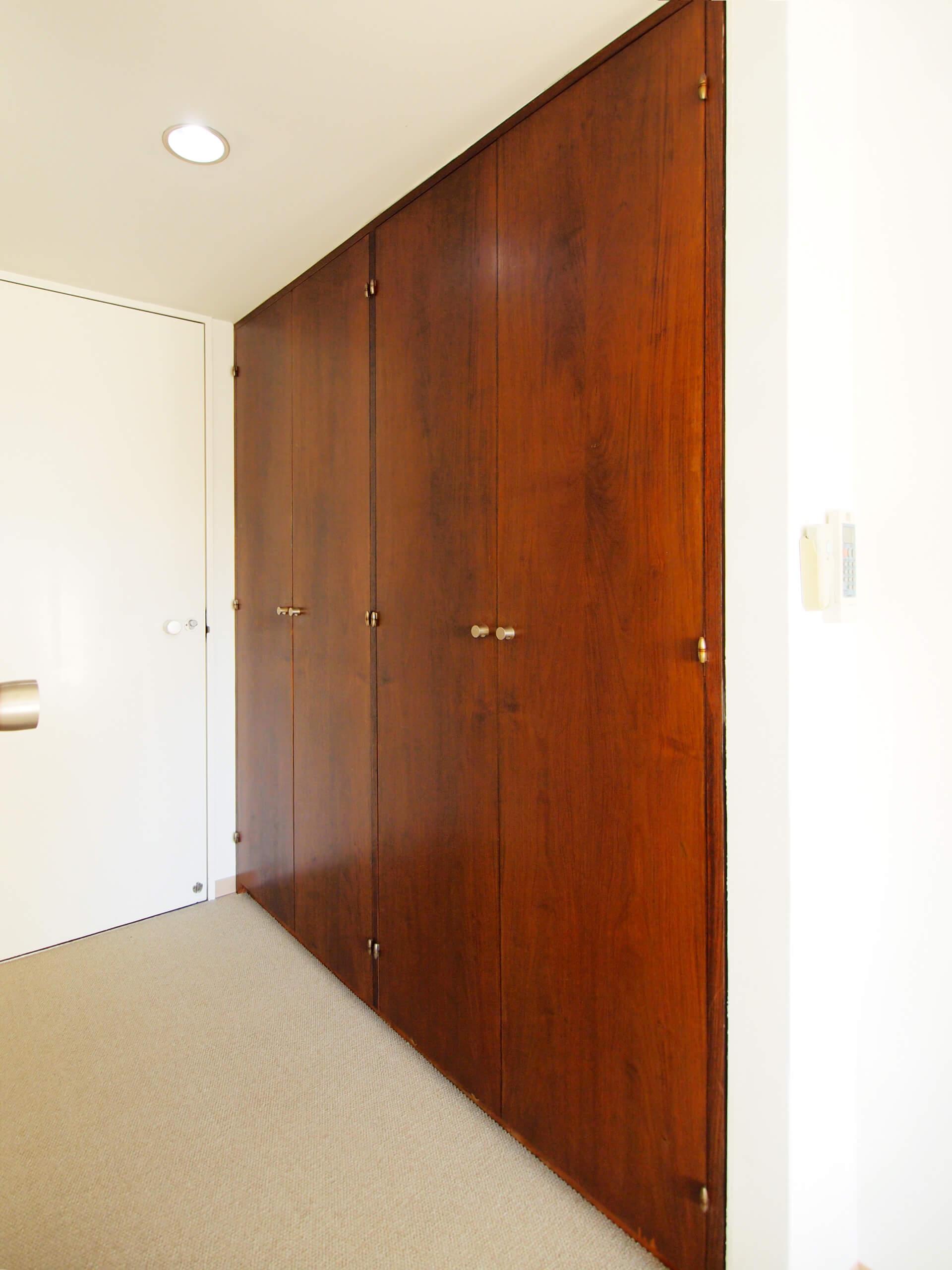 港区六本木の賃貸物件/味わい深い木製の建具がいい