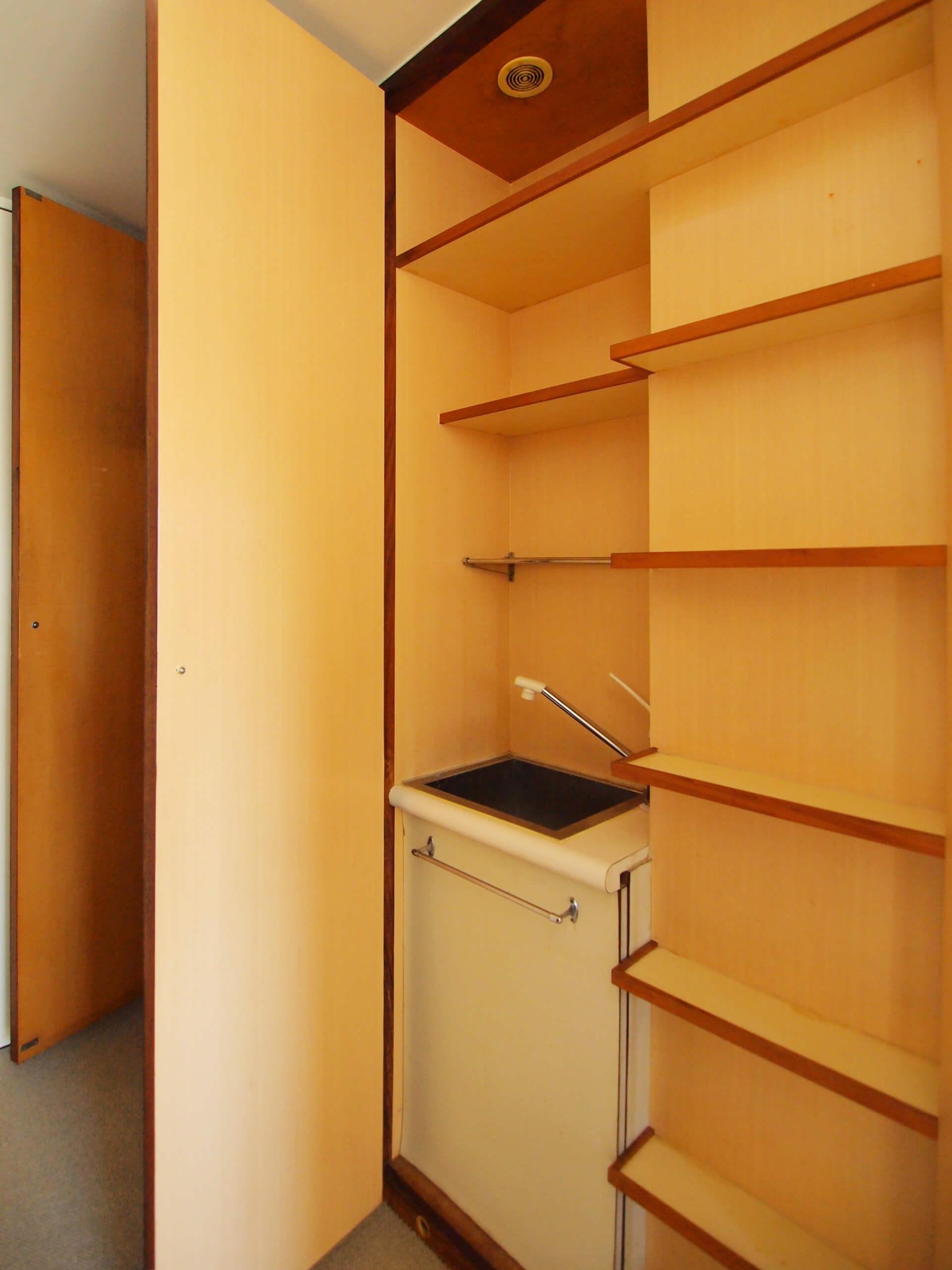 港区六本木の賃貸物件/玄関脇の扉の内側はこのような感じに。ちいさな流しがついている