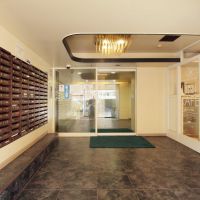 港区六本木の賃貸物件/オートロック付き。右手にカフェ