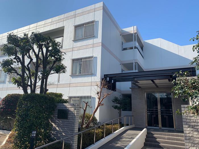 外観。3階建の低層マンション