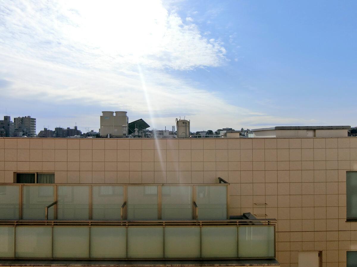 南側の窓から。隣の建物もありますが、空が広く日も差し込んできます