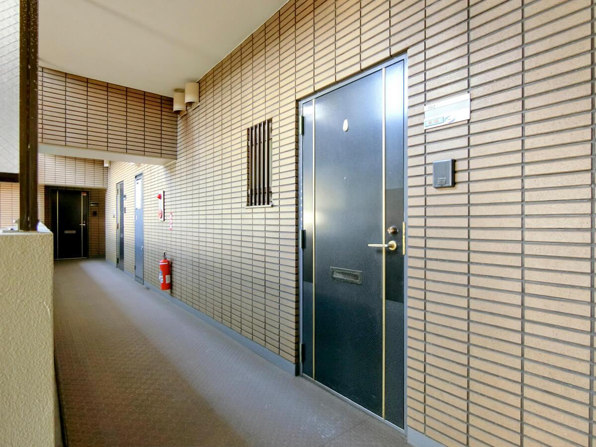 室内への入り口。普通の居住用マンションのよう