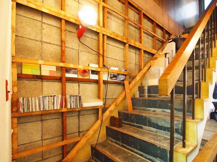 【B棟3階:共用部】屋上への階段。無骨さを残した雰囲気がすてき