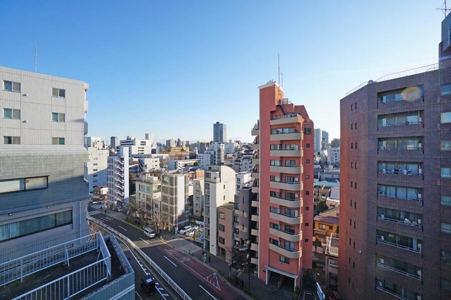 窓からはこの眺望。最上階だけあって、空が広く感じます