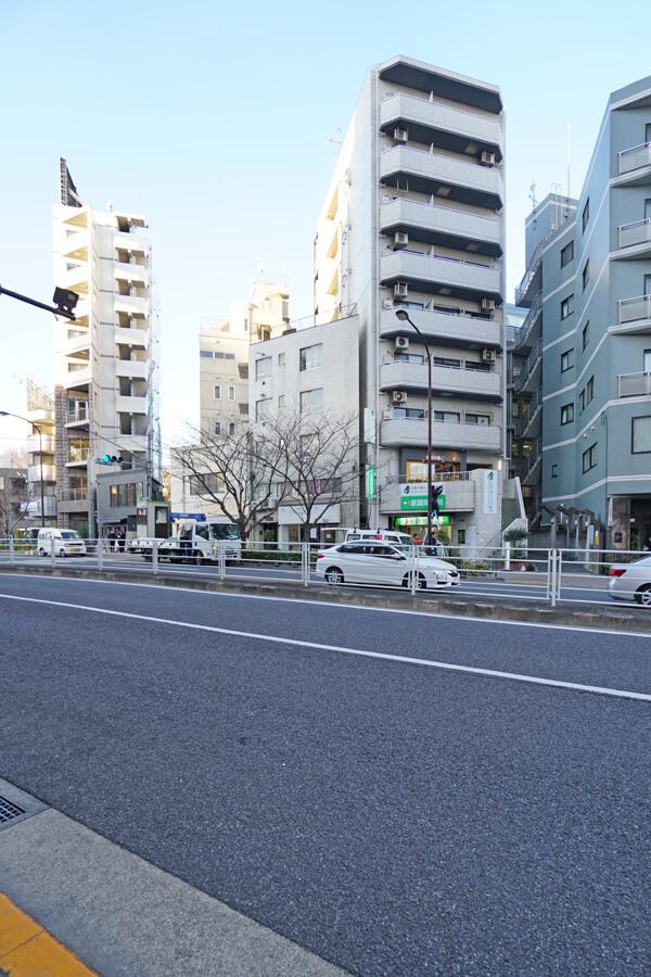 写真右から二つ目の建物が、物件のあるマンションです