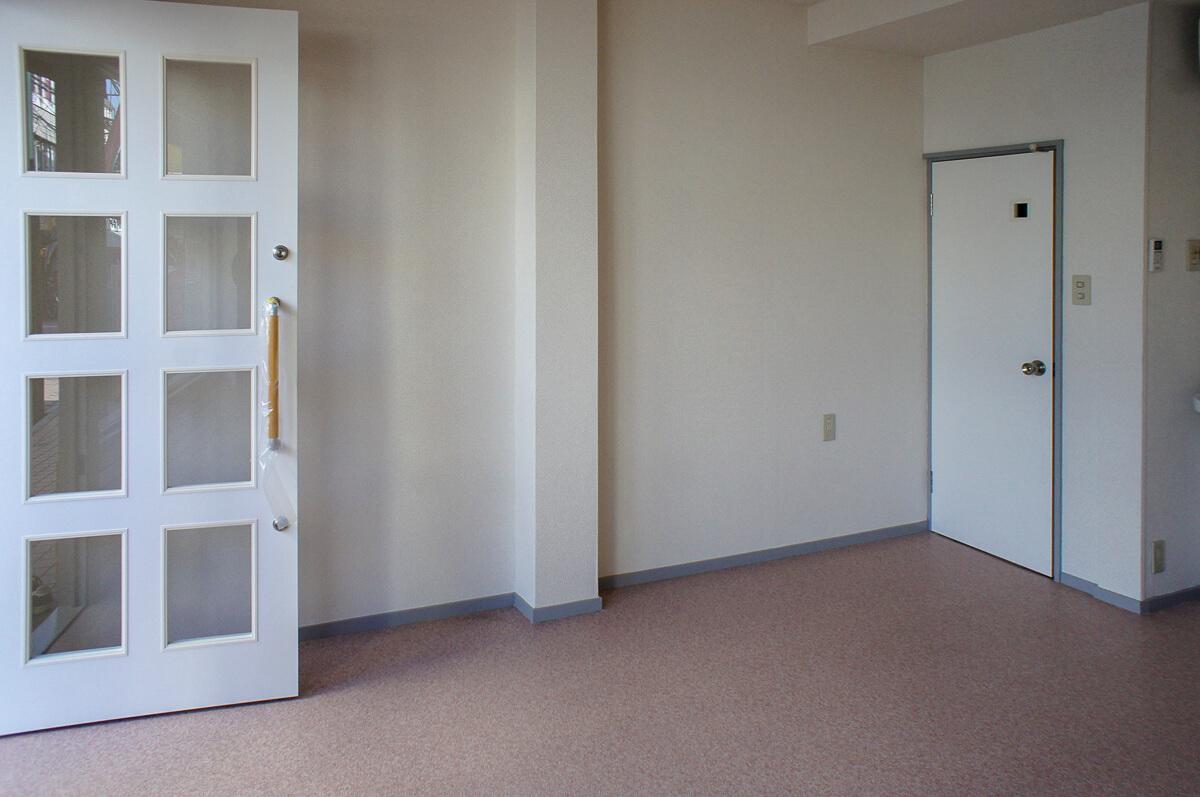 写真右手のドアはトイレです
