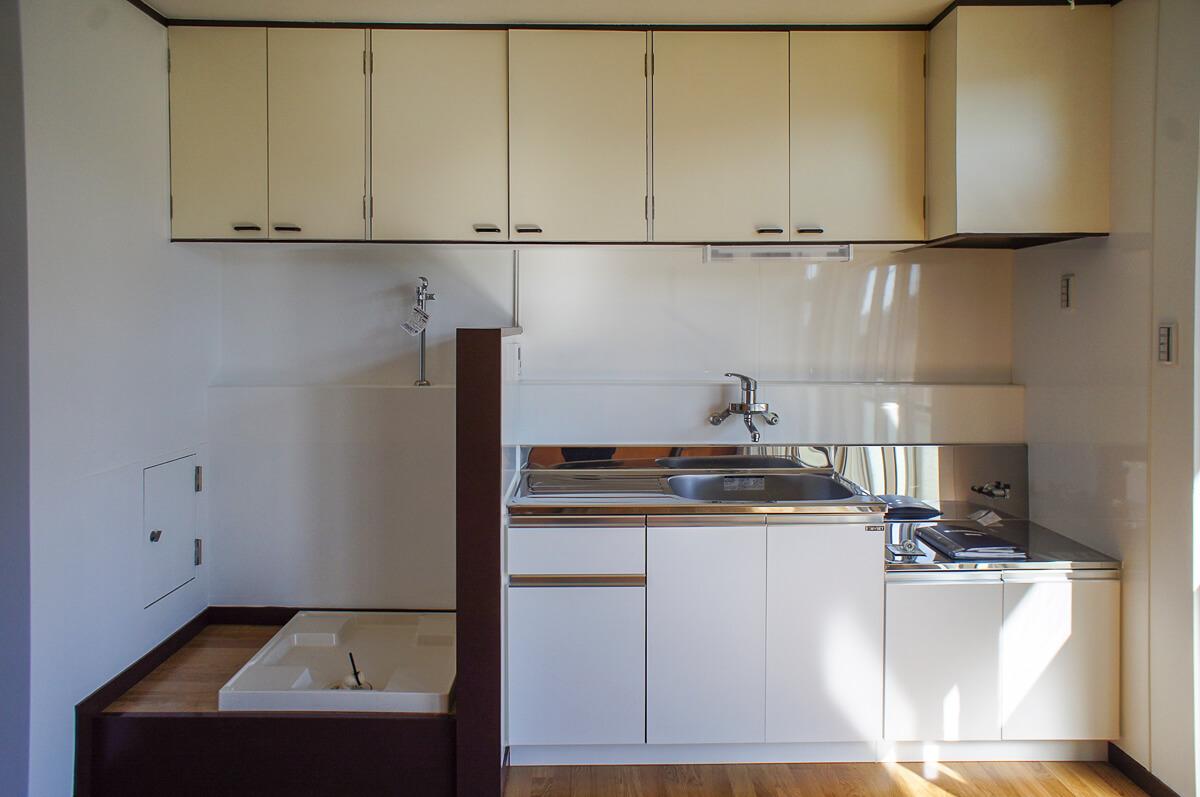 板橋区稲荷台の賃貸物件/吊り戸棚は古いものをそのまま生かしている