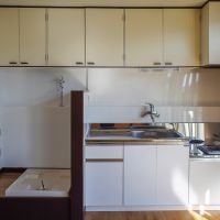 板橋区稲荷台の賃貸物件/吊り戸棚は古いものをそのまま生かしている