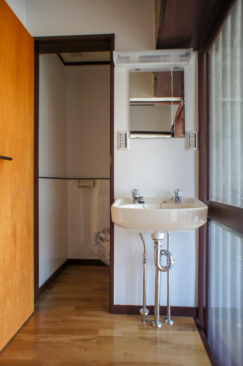 板橋区稲荷台の賃貸物件/洗面台の隣がトイレ