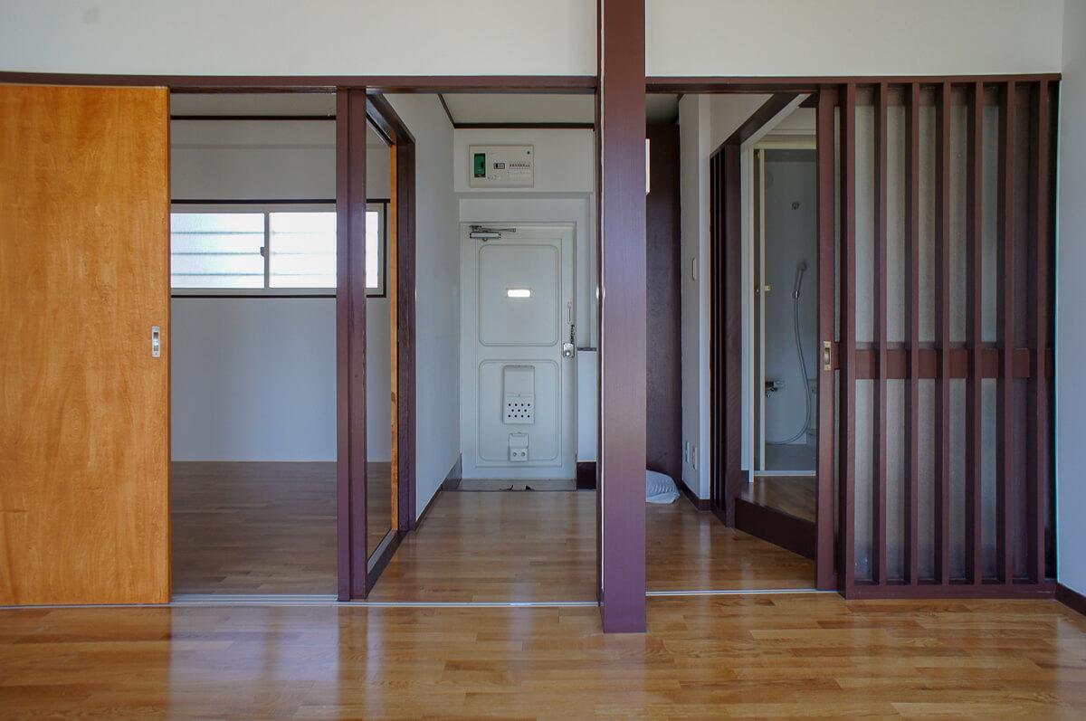 板橋区稲荷台の賃貸物件/リビング窓辺から玄関方向への視点（この写真は同タイプの別部屋のものです）