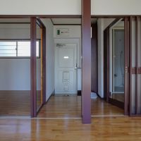 板橋区稲荷台の賃貸物件/リビング窓辺から玄関方向への視点（この写真は同タイプの別部屋のものです）