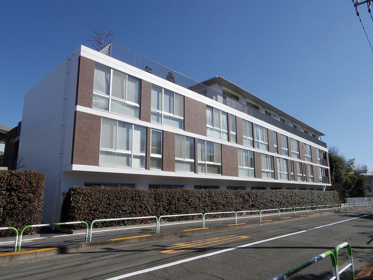 静かな通りに突如現れる、スタイリッシュなマンション