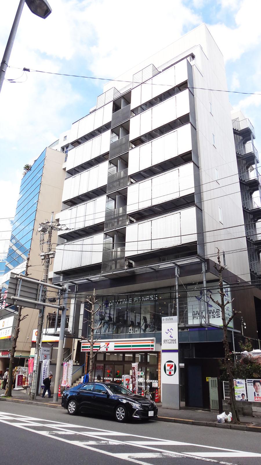 1階にはコンビニ、2階には24時間営業のスポーツジム