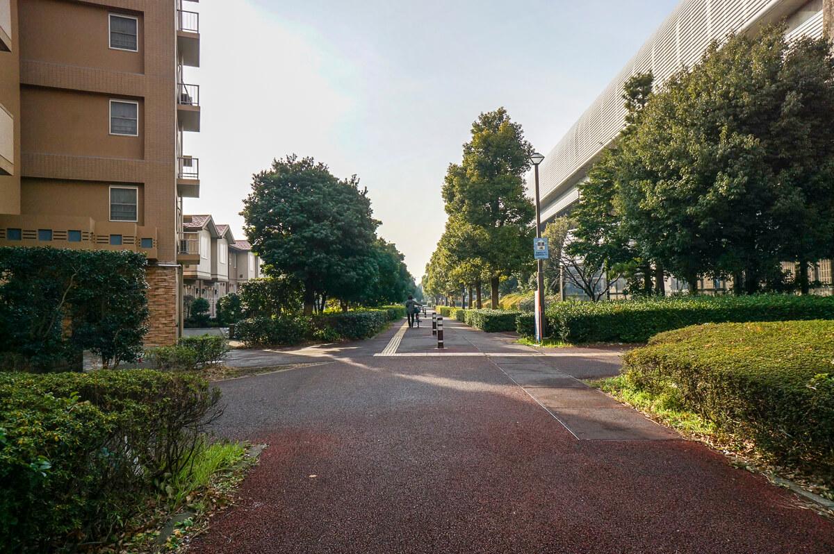 建物前の歩道